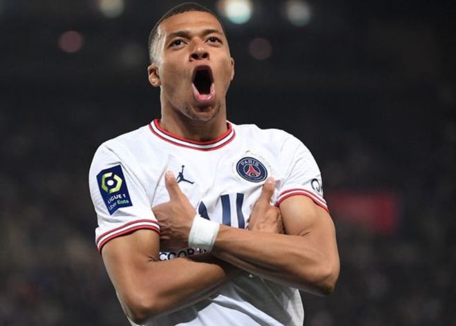 爱美的年纪？亚马尔接受护发和痤疮治疗，全身心做好自我养护（青春爱美正当时：亚马尔进行护发与祛痘护理，专注全方位自我管理）