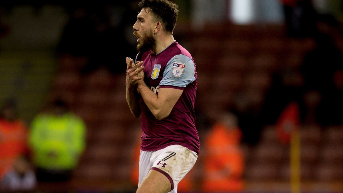 莱斯特城球迷赴意大利观战瓦尔迪比赛并合影（莱斯特城球迷远赴意大利观赛瓦尔迪并合影留念）