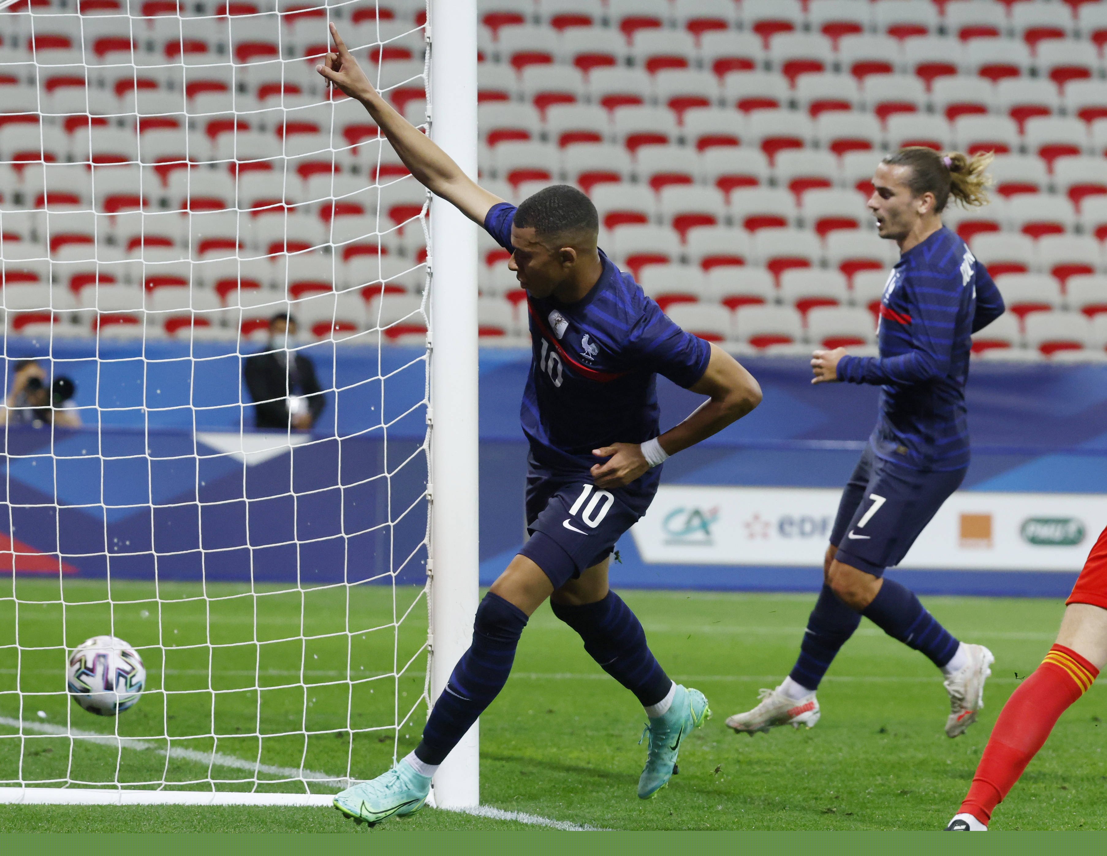 传中助凯恩破门，拉什福德收获职业生涯第100个助攻（拉什福德完成生涯百助，精准传中助凯恩得分）