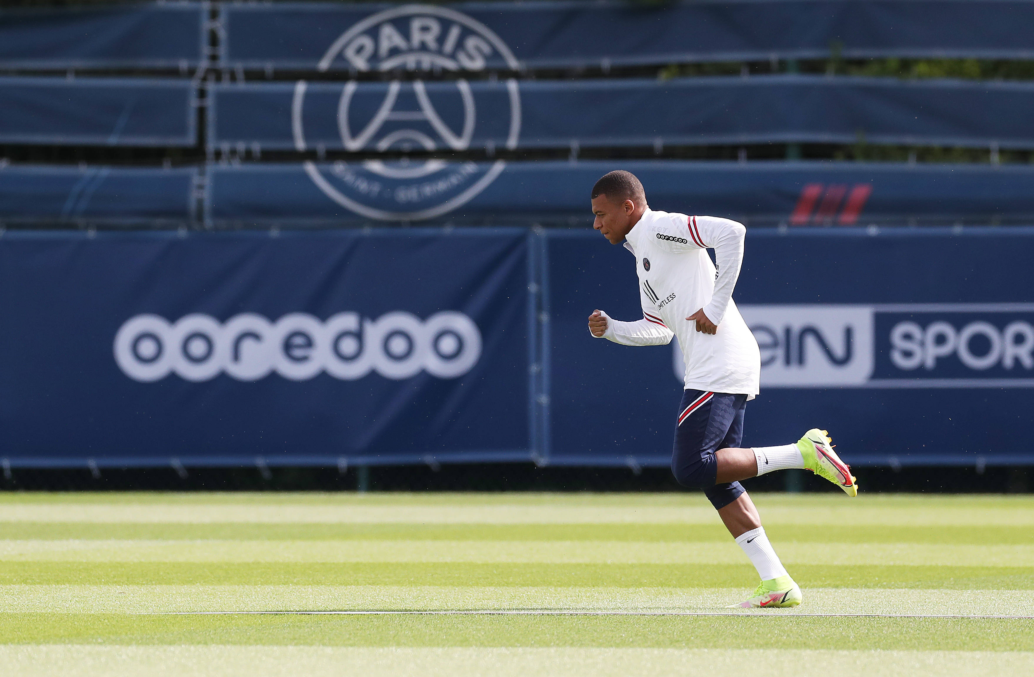 蓝军枪手 天王山之前 先在欧冠褪一层皮吧（天王山将至，蓝军枪手先在欧冠受考验）