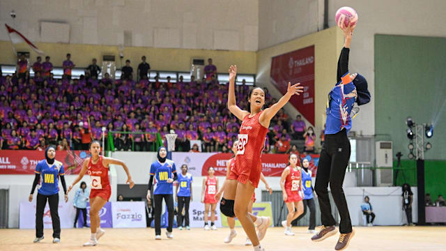 快船下半场进攻崩盘：科比-布朗得分超过哈登和小卡，末节6分钟仅得2分（快船下半场进攻失灵：科比-布朗得分压过哈登和小卡，末节最后6分钟仅拿2分）