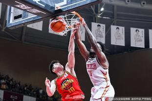 德佬：那不勒斯比去年更强；我喜欢意大利诺这样的教练（德佬：今年的那不勒斯更强；我欣赏像意大利诺这样的主帅）