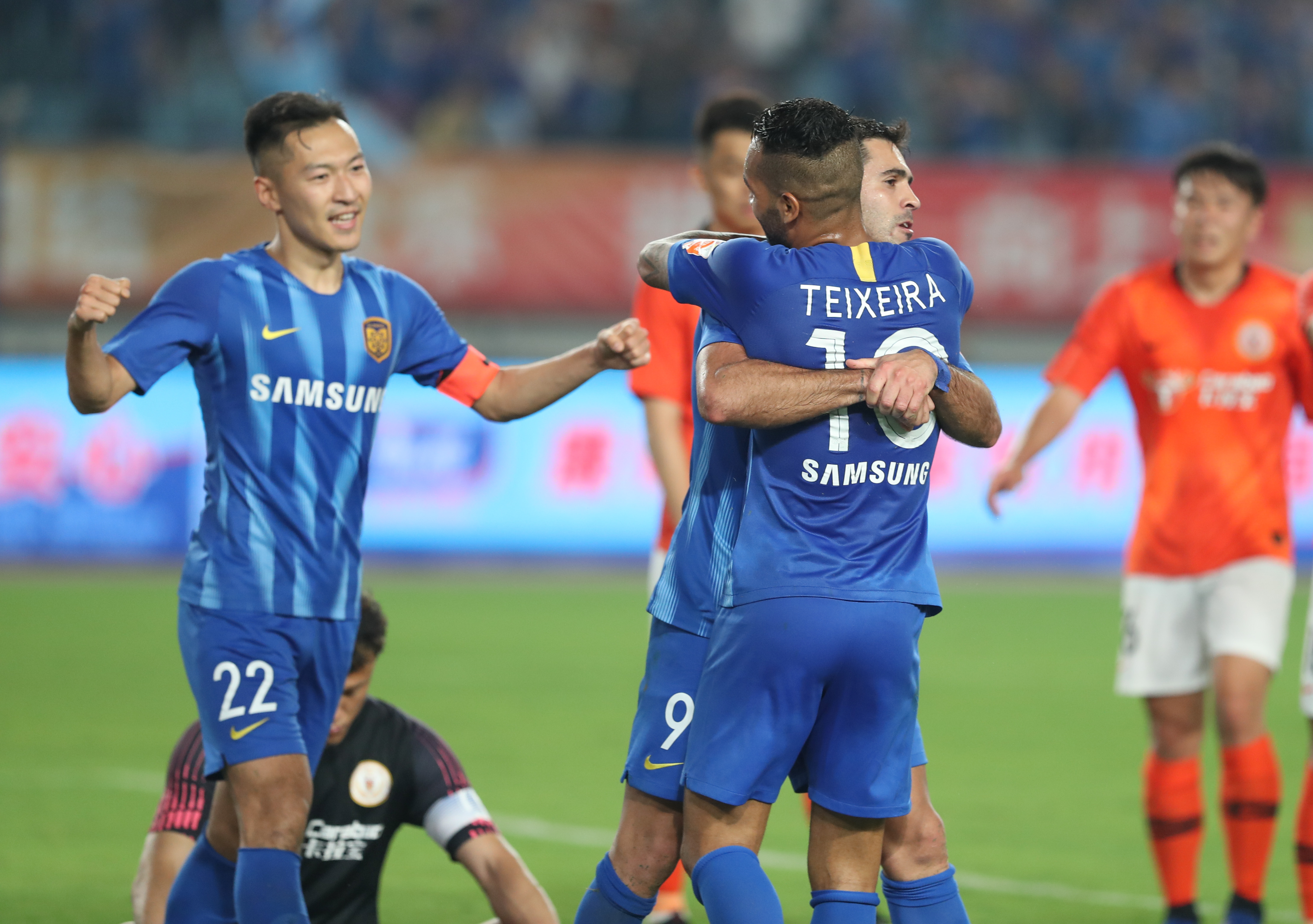 德佬：那不勒斯比去年更强；我喜欢意大利诺这样的教练（德佬：那不勒斯实力较上赛季更胜一筹；我欣赏意大利诺这样的主帅）