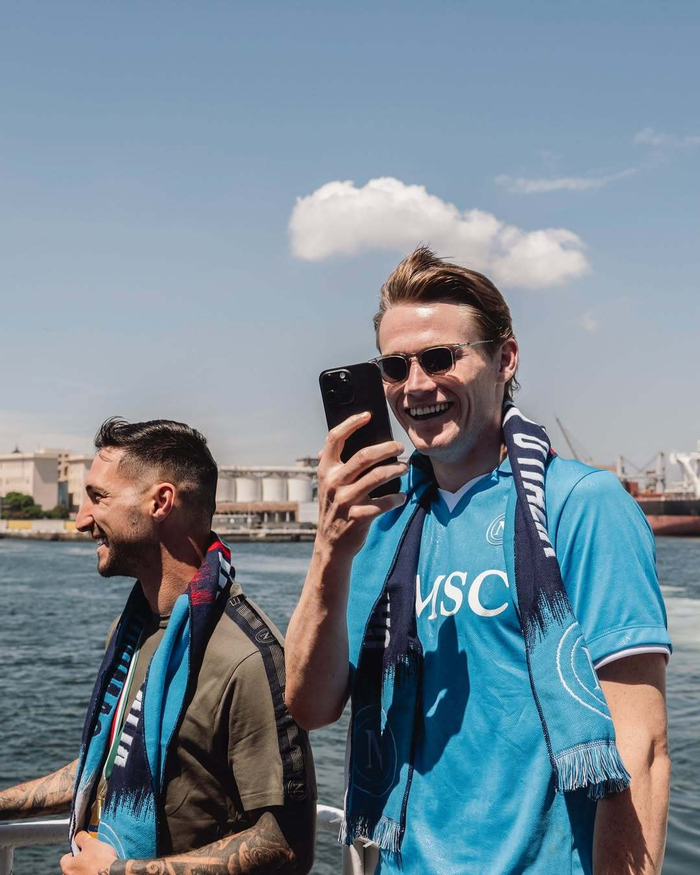 荷媒：阿贾克斯总监和滕哈格进行了长时间交谈，希望他二进宫（荷媒：阿贾克斯总监与滕哈格深度交流，期待其回归二度执教）