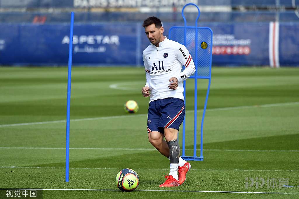 莱奥：我正在学习踢中锋，球队在场内场外都在帮助我（莱奥：正适应中锋角色，全队在场上场下给予支持）